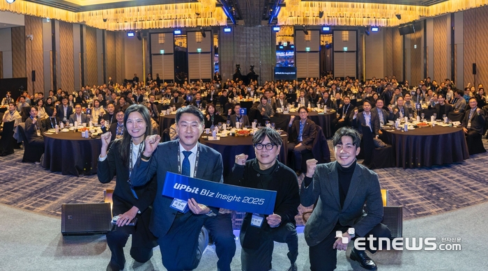 (왼쪽부터) 윤선주 두나무 최고브랜드임팩트책임자(CBIO), 오경석 두나무 대표, 정민석 두나무 최고운영책임자(COO), 손혁진 두나무 법인 총괄 등이 지난 8일 서울 포시즌스 호텔에서 열린 '업비트 비즈 인사이트(UBI) 2025'를 개최 후 기념 촬영을 하고 있다. (사진=두나무)