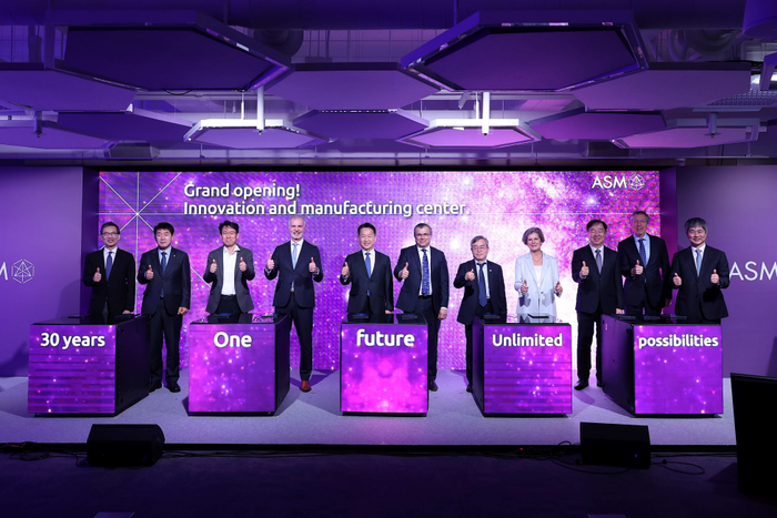 (왼쪽부터) 김태형 인베스트코리아 대표, 배정수 화성시의회 의장, 이병기 SK하이닉스 CPO, 폴 베르하겐 ASM CFO, 고영인 경기도 경제부지사, 히쳄 엠사드 ASM CEO, 조승문 화성특례시 제2부지사, 폴린 반 더 미어 모어 ASM 경영감독이사회 의장, 이종명 삼성전자 반도체연구소 공정개발실장, 페이터 반 더 플리트 주한 네덜란드 대사, 이영석 ASM코리아 대표