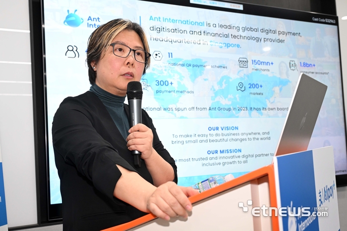 알리페이플러스 기자간담회가 9일 서울 강남구 KB우준타워에서 열렸다. 웨이샤오 쟝 알리페이플러스 북아시아·북아메리카 총괄 대표가 한국시장 전략 및 사업 계획을 발표하고 있다. 김민수기자 mskim@etnews.com