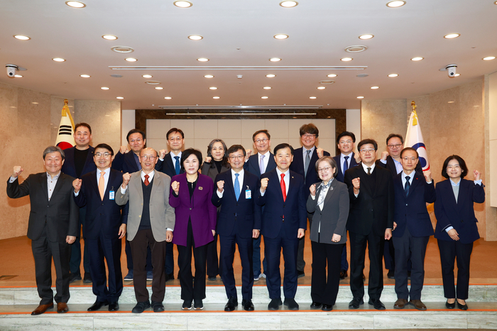 (첫 줄 왼쪽 네 번째부터)정은영 보건복지부 보건산업정책국장, 김영태 서울대병원장, 이형훈 보건복지부 제2차관 등 바이오헬스혁신위원회 위원들이 9일 정부서울청사에서 열린 제9차 회의에서 기념촬영했다.(사진=보건복지부)