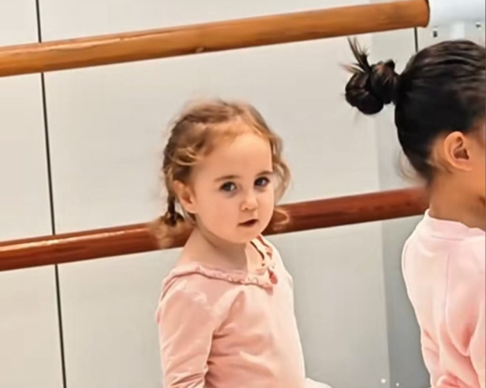 격세유전으로 인해 금발에 푸른눈을 가지게 된 중국 아이 궈장. 사진=웨이보 캡처