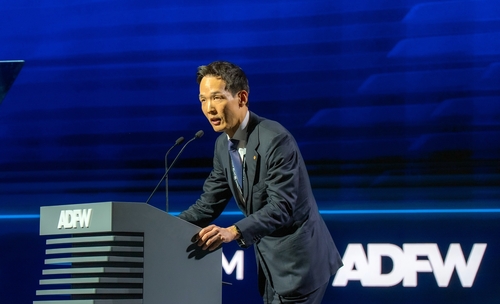 8일(현지 시각) 아부다비에서 개최된 2025 글로벌 마켓 서밋에서 김동원 한화생명 사장이 개회사를 진행하고 있다.(사진=한화생명)