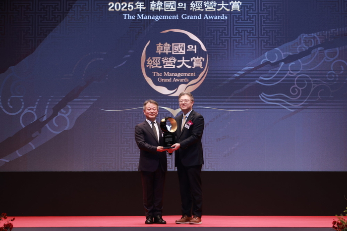 9일 서울 중구 신라호텔에서 열린 '2025 한국의 경영대상'에서 김연성 한국고객만족경영학회장(왼쪽)과 조영서 KB국민은행 AI·DT추진그룹 부행장(오른쪽)이 기념촬영을 하고 있다. 사진=KB국민은행