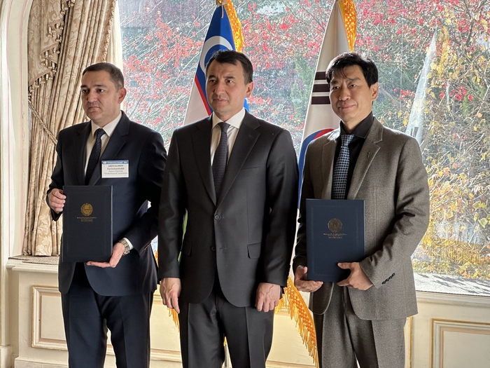 로보티즈-우즈엘텍사노아트 협약 체결식. (왼쪽부터) 파리둔 압둘리모프 우즈엘텍사노아트 부회장, 잠시드 압두하키모비치 호자예프 우즈베키스탄 경제부총리, 김병수 로보티즈 대표. (사진=로보티즈)