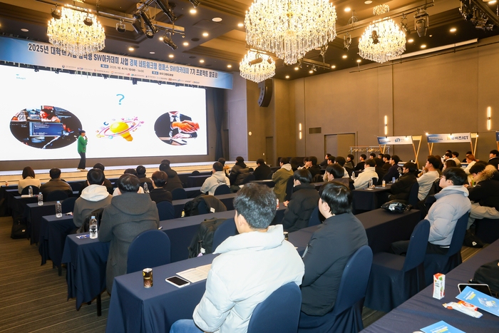 '대학·기업 협력형 SW아카데미 사업 경북 네트워크형 캠퍼스 SW아카데미 7기 프로젝트 발표회'에서 한 학생이 성과를 공유하고 있다. (사진=이티에듀)