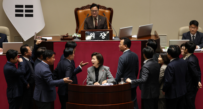9일 국회 본회의에서 국민의힘 나경원 의원이 '가맹사업거래의 공정화에 관한 법률 일부개정법률안'에 대해 무제한 토론하는 가운데 여야 의원들이 발언대에서 목소리를 높이며 신경전을 이어가고 있다. 연합뉴스