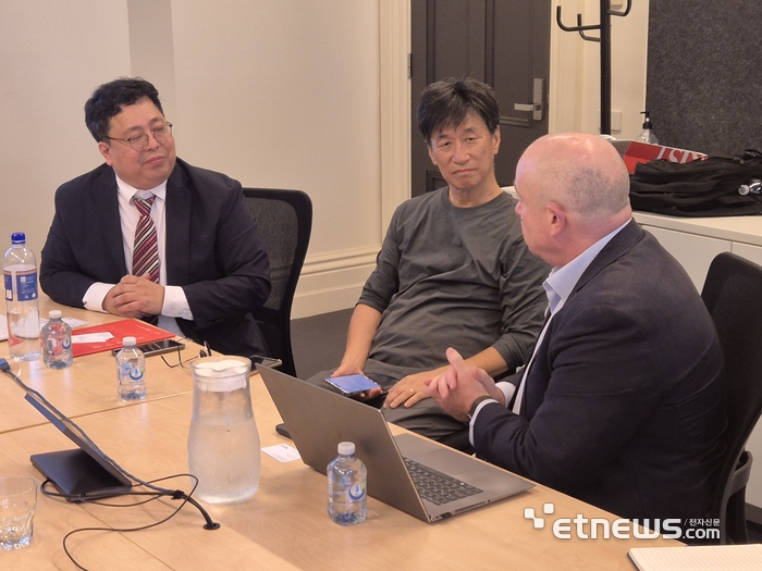 사진 왼쪽부터 강선준 KIST 기술사업화 실장,  김종현 큐렌스 부사장, 브랜트 깁슨 RMIT 교수.