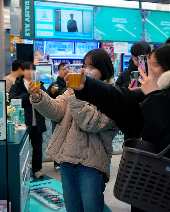 GS25의 데이지에일 팝업스토어에 방문한 고객들이 시음 행사를 즐기고 있다.