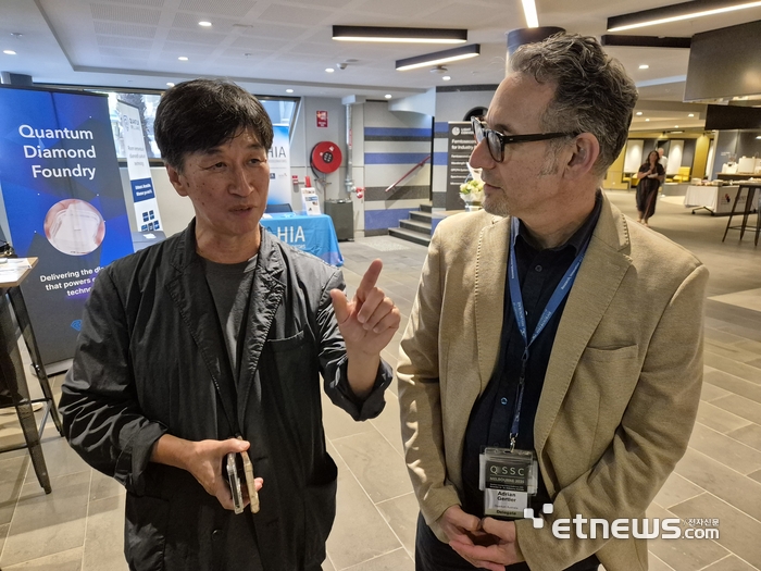 김종현 큐렌스 부사장(사진 왼쪽)이 QSSC 2025 현장에서 에이드리언 거틀러 퀀텀 오스트레일리아 파트너십 개발 매니저와 향후 협력에 대해 논의하고 있다.