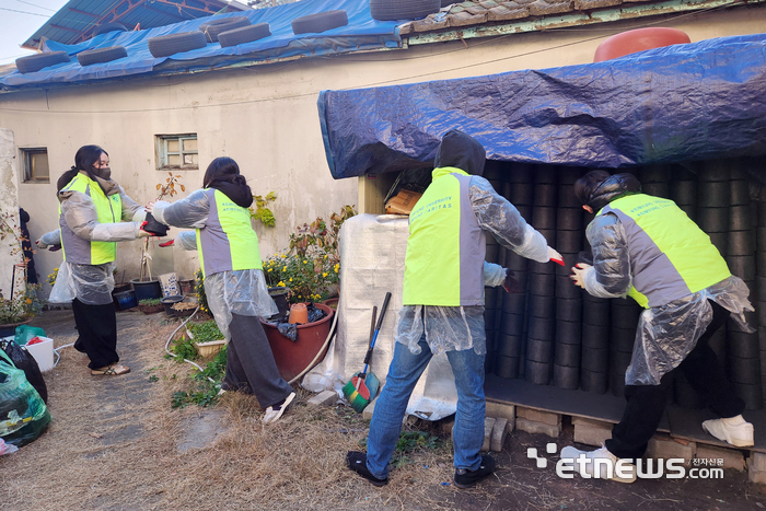 계명1%사랑나누기와 계명대 봉사단이 최근 달서구 취약계층을 위해 연탄 600장을 전달했다