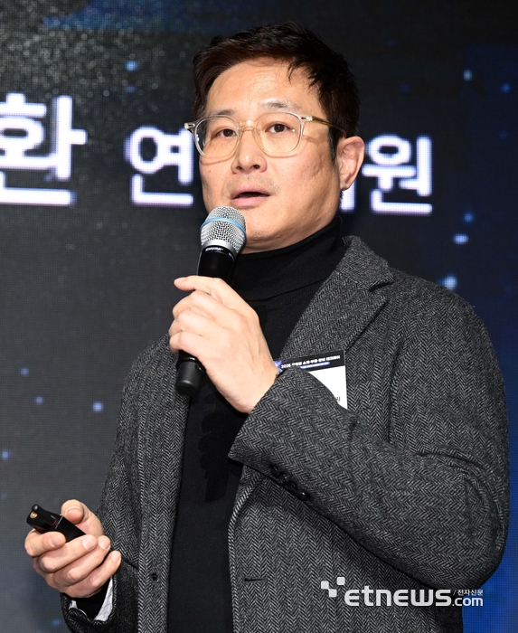 한국산업기술기획평가원과 전자신문이 공동 주최하고 산업통상부가 후원한 '2025 글로벌 소재·부품·장비 테크페어'가 '위기돌파를 위한 공급망 스페셜티 확보 전략'을 주제로 10일 서울 강남구 섬유센터빌딩에서 열렸다. 김기환 LG화학 연구위원이 '탄소 중화의 핵심 동력인 그린 수소의 수전해 핵심 소재'를 주제로 발표하고 있다.
김민수기자 mskim@etnews.com