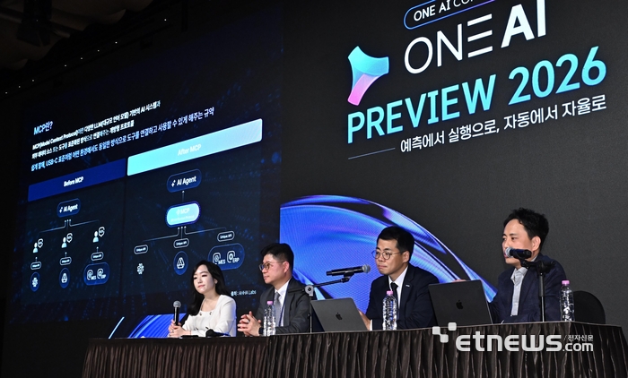 더존비즈온이 주최한 원AI 프리뷰 2026이 '예측에서 실행으로, 자동에서 자율로'를 주제로 10일 서울 중구 더플라자 호텔에서 열렸다. 양정환 더존비즈온 책임연구원이 '토크&테크 : 에이전틱 AI로 연결된 실행의 현장' 세션에서 올인원 디지털 비즈니스 플랫폼 아마란스10의 지능형 에이전트 원(ONE) AI 기능을 시연하고 있다. 왼쪽에서 두 번째부터 지용구 더존비즈온 성장전략부문 대표, 이성재 책임컨설턴트, 양정환 책임연구원. 이동근기자 foto@etnews.com