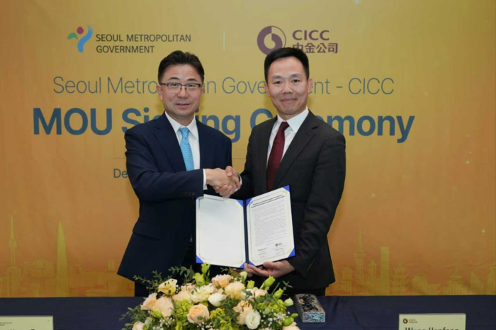 서울시-중국국제금융공사 투자유치 MOU 체결식에서 주용태 서울시 경제실장(왼쪽)과 왕한펑 CICC 인터내셔널 부사장이 사진촬영하고 있다. 서울시 제공