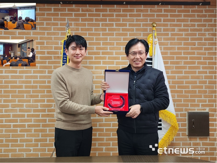 분당경영고가 지난 3일 'AI 시대 디자이너가 갖춰야 할 역량' 특강에 앞서 엔파인에 감사패를 전달하고 기념촬영했다.