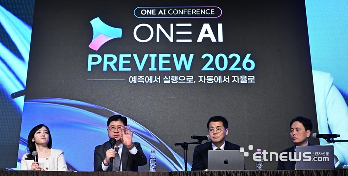 더존비즈온이 주최한 원AI 프리뷰 2026이 '예측에서 실행으로, 자동에서 자율로'를 주제로 10일 서울 중구 더플라자 호텔에서 열렸다. 지용구 더존비즈온 성장전략부문 대표(부사장)가 '토크&테크 : 에이전틱 AI로 연결된 실행의 현장' 세션에서 발언하고 있다. 왼쪽에서 두 번째부터 지 대표, 이성재 책임컨설턴트, 양정환 책임연구원. 이동근기자 foto@etnews.com