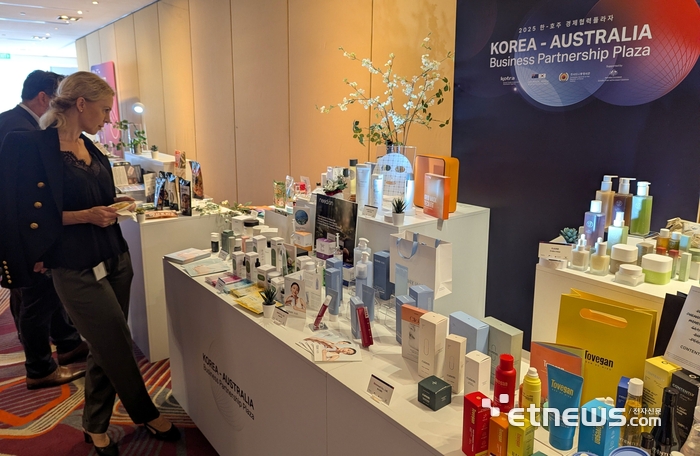KOTRA는 9일(현지시간) 호주 시드니에서 '한-호주 경제협력 플라자'를 개최했다. 소비재 쇼케이스 전시에서 호주 바이어가 한국 상품을 둘러보고 있다. KOTRA 제공