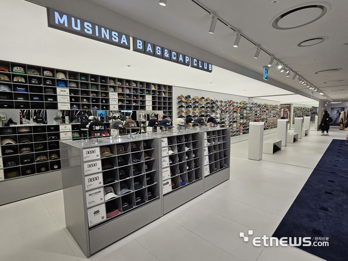 무신사 메가스토어 용산점 내 백&캡 클럽존 〈사진=강성전 기자〉