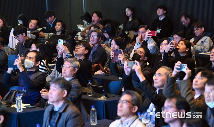 [포토] 2025 소부장 테크페어 경청하는 청중들