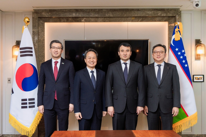 지난 9일 오후 서울 중구 롯데호텔에서 신한금융그룹이 우즈베키스탄 사절단과 면담을 진행 후 (왼쪽부터)알리셰르 압두살로모프 주한 우즈베키스탄 대사, 진옥동 신한금융그룹 회장, 잠시드 호자예프 우즈베키스탄 부총리, 정상혁 신한은행장이 기념촬영을 하고 있다.