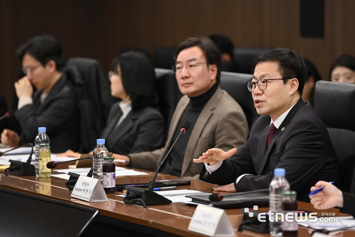 여한구 산업통상부 통상교섭본부장이 10일 서울 중구 대한상공회의소 회의실에서 '모듈형 新통상협정 전문가 간담회'를 주재하고 있다. 산업부 제공