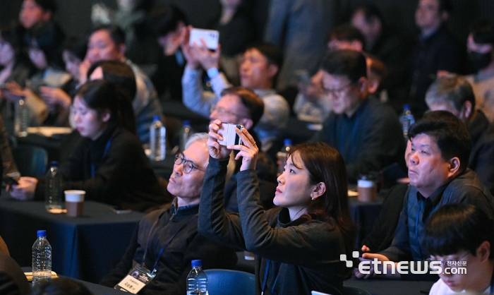 [포토] 2025 소부장 테크페어 경청하는 청중들