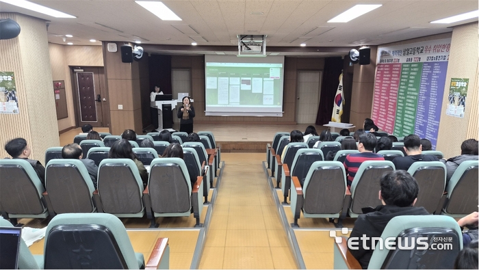 김기남 삼일고 교장이 중소기업 이해 및 AI 활용 교육 취지를 설명하고 있다.