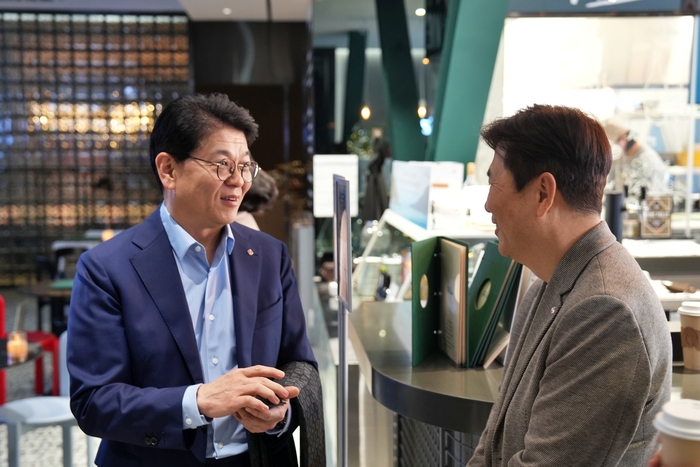 보틀벙커 비스트로에서 진행된 '2026 롯데마트&롯데슈퍼 파트너스데이'에 참석한 차우철(왼쪽) 롯데마트·슈퍼 대표의 모습