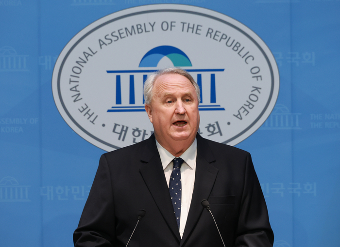 국민의힘 인요한 의원이 10일 서울 여의도 국회 소통관에서 의원직 사퇴 발표 기자회견을 하고 있다. 연합뉴스