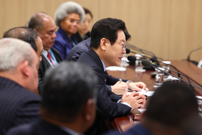 이재명 대통령, 태평양도서국 외교장관 단체 접견
(서울=연합뉴스) 김도훈 기자 = 이재명 대통령이 10일 용산 대통령실에서 열린 한-태평양도서국 외교장관 단체 접견에서 발언하고 있다. 2025.12.10
superdoo82@yna.co.kr
(끝)