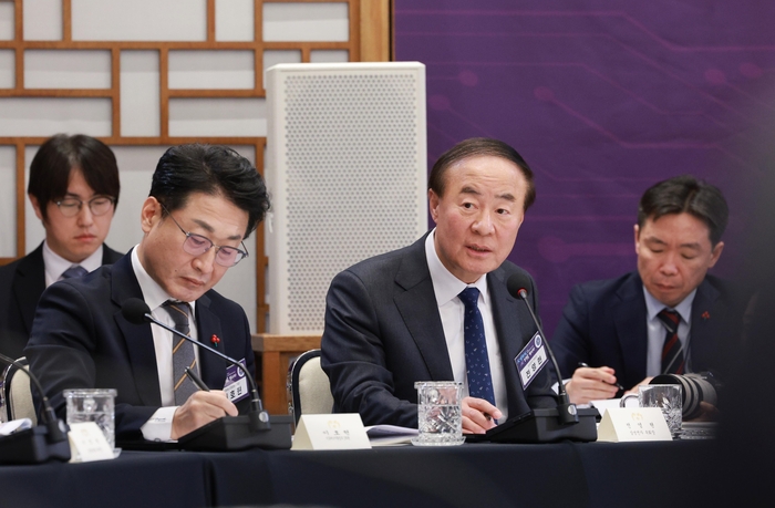 발언하는 전영현 삼성전자 부회장     (서울=연합뉴스) 김도훈 기자 = 전영현 삼성전자 부회장이 10일 용산 대통령실에서 열린 AI 시대의 K-반도체 비전과 육성전략 보고회에서 발언하고 있다. 2025.12.10 [대통령실통신사진기자단]     superdoo82@yna.co.kr (끝)