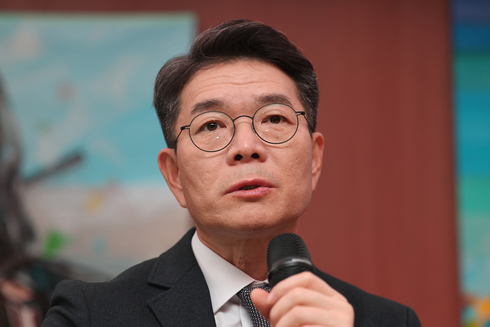 정원오 성동구청장이 10일 서울 성동구 펍지 성수에서 열린 '성수동' 출간 관련 기자간담회에서 취재진 질문에 답하고 있다. 연합뉴스