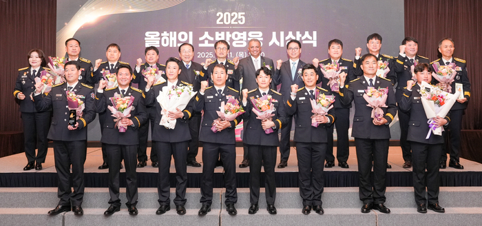 안와르 알 히즈아지 에쓰오일 CEO(뒷줄 왼쪽에서 7번째)가 시상식을 마치고 영웅 소방관 수상자 및 행사 관계자들과 기념촬영을 하고 있다. [자료:에쓰오일]