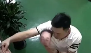 중국에서 일부 공무원들이 타인의 얼굴이 인쇄된 가면을 활용해 출퇴근 인증을 대신한 정황이 포착돼 비판이 이어지고 있다. 사진=엑스 캡쳐