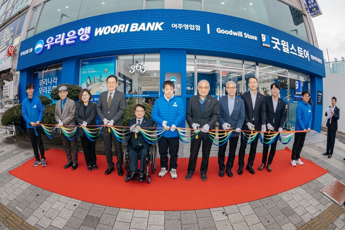 (왼쪽부터) 유영균 한국굿윌산업협회 상임대표, 김현주 한국장애인고용공단 소통협력실장, 장광익 우리금융미래재단 사무국장, 이종성 한국장애인고용공단 이사장, 한인수 굿윌브랜치 여주점 사원, 홍정길 밀알복지재단 이사장, 한상욱 밀알복지재단 굿윌부문장, 이정섭 우리금융지주 상무, 김동성 우리은행 경기남부영업본부장이 오늘 열린 굿윌브랜치 여주점 개소식에서 기념사진을 촬영하고있다.
