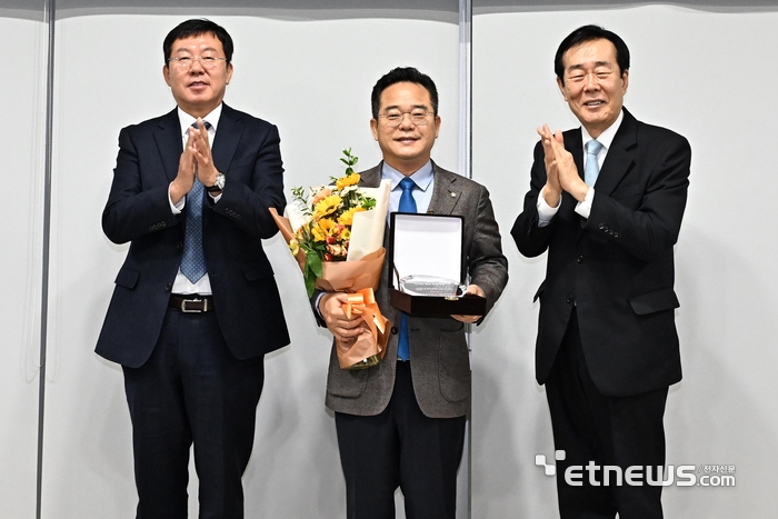 [포토] 제4회 지식과 혁신 의정대상 수상한 민병덕 의원