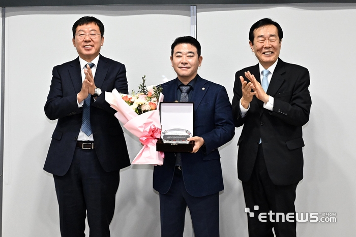 전자신문사와 한국지식재산서비스협회가 주관하는 '제4회 지식과 혁신 의정대상' 시상식이 11일 서울 여의도 국회에서 열렸다. 박정 더불어민주당 의원이 수상 후 기념촬영 하고 있다. 왼쪽부터 강병준 전자신문 대표, 박 의원, 고기석 한국지식재산서비스협회장 이동근기자 foto@etnews.com