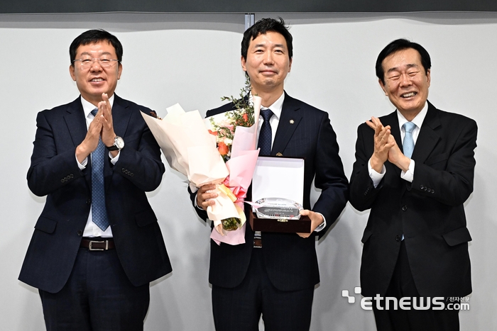 전자신문사와 한국지식재산서비스협회가 주관하는 '제4회 지식과 혁신 의정대상' 시상식이 11일 서울 여의도 국회에서 열렸다. 이정헌 더불어민주당 의원이 수상 후 기념촬영 하고 있다. 왼쪽부터 강병준 전자신문 대표, 이 의원, 고기석 한국지식재산서비스협회장. 이동근기자 foto@etnews.com