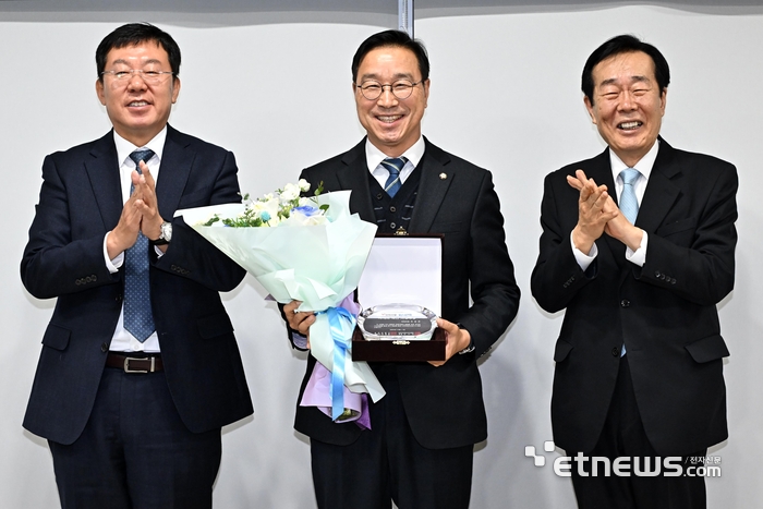 전자신문사와 한국지식재산서비스협회가 주관하는 '제4회 지식과 혁신 의정대상' 시상식이 11일 서울 여의도 국회에서 열렸다. 위성곤 더불어민주당 의원이 수상 후 기념촬영 하고 있다. 왼쪽부터 강병준 전자신문 대표, 위 의원, 고기석 한국지식재산서비스협회장. 이동근기자 foto@etnews.com