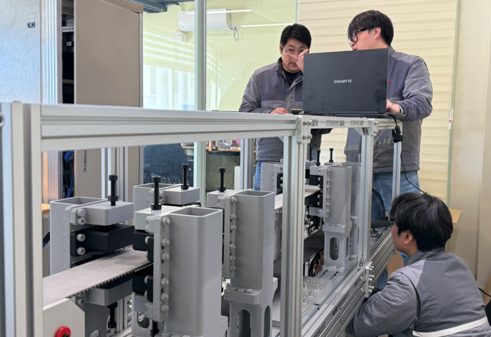 부산대와 동일고무벨트 연구진이 '양자센서 기반 배터리 검수 시스템' 파일럿 제품을 테스트하고 있다.
