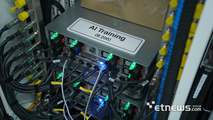 엔비디아의 최신 'B200' 그래픽처리장치(GPU) 기반 AI 학습 모델이 실제 작동하는 모습.