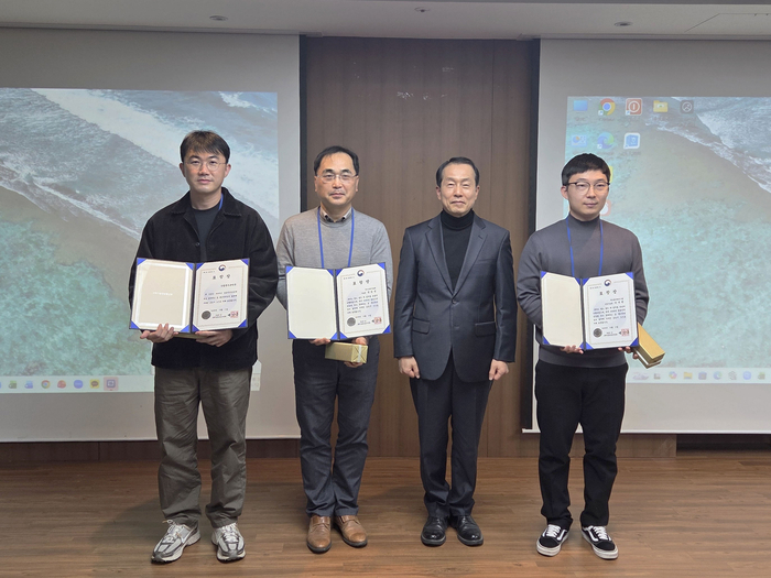 이규종 국립광주과학관 시설안전센터장(왼쪽)이 재난안전업무 유공 부총리 겸 과기정통부 장관 표창을 수상한 뒤 황의식 과기정통부 비상안전기획관(〃3번째) 등과 기념촬영하고 있다.