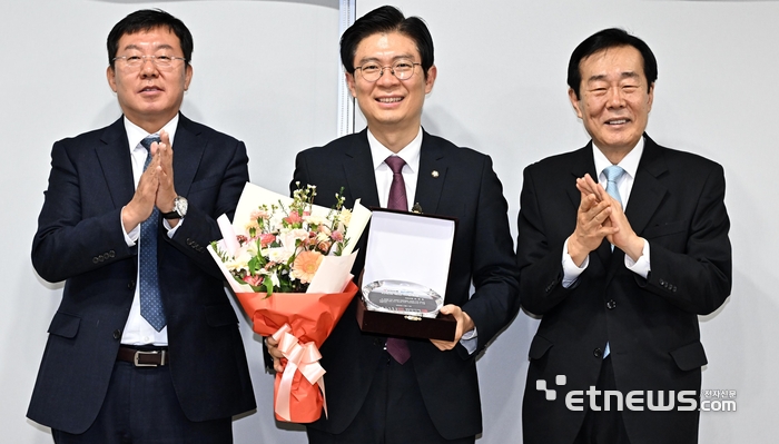 전자신문사와 한국지식재산서비스협회가 주관하는 '제4회 지식과 혁신 의정대상' 시상식이 11일 서울 여의도 국회에서 열렸다. 조정훈 국민의힘 의원이 수상 후 기념촬영 하고 있다. 왼쪽부터 강병준 전자신문 대표, 조 의원, 고기석 한국지식재산서비스협회장. 이동근기자 foto@etnews.com