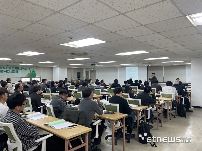 산단공은 전환금융, 환경·사회·지배구조(ESG) 확산, 에너지 효율투자를 한 축으로 묶은 '탄소중립 전환 선도프로젝트'를 통해 산단 기업의 저탄소 전환을 지원하고 있다. 사진은 산단 내 기업 관계자들에게 저탄소 녹색 전환 지원을 설명하는 모습. 산단공 제공