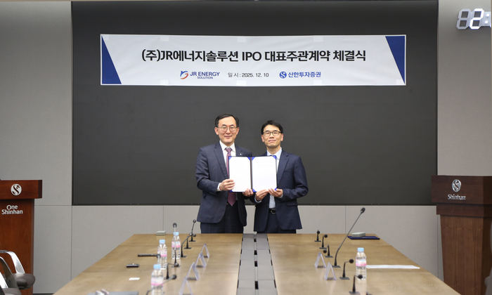 오덕근 JR에너지솔루션 대표(오른쪽)가 신한투자증권과 IPO 주관계약 체결식에서 기념 촬영을 하고 있다. (사진=JR에너지솔루션)
