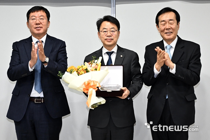 전자신문사와 한국지식재산서비스협회가 주관하는 '제4회 지식과 혁신 의정대상' 시상식이 11일 서울 여의도 국회에서 열렸다. 박홍배 더불어민주당 의원이 수상 후 기념촬영 하고 있다. 왼쪽부터 강병준 전자신문 대표, 박 의원, 고기석 한국지식재산서비스협회장. 이동근기자 foto@etnews.com