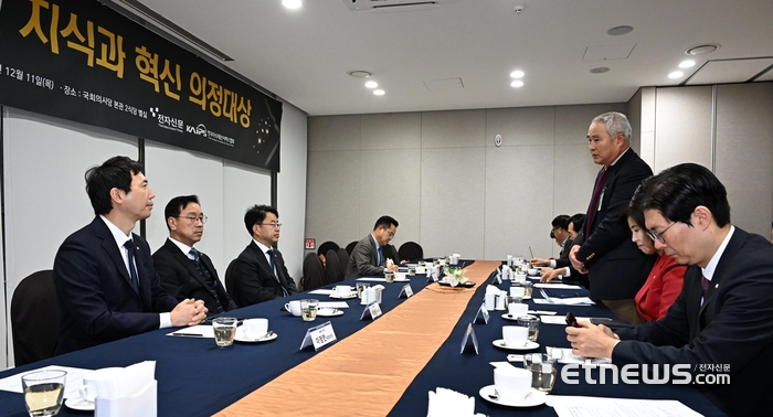 전자신문사와 한국지식재산서비스협회가 주관하는 '제4회 지식과 혁신 의정대상' 시상식이 11일 서울 여의도 국회에서 열렸다. 송하중 의정대상 선정위원장이 선정 경위를 발표하고 있다. 이동근기자 foto@etnews.com