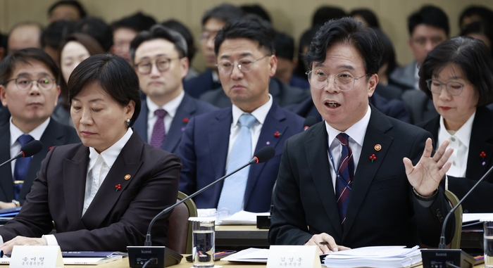 김영훈 노동부 장관이 11일 세종시 정부세종컨벤션센터에서 열린 농림축산식품부(농촌진흥청·산림청)-고용노동부 업무보고에서 부처 업무보고를 하고 있다. [자료:연합뉴스]