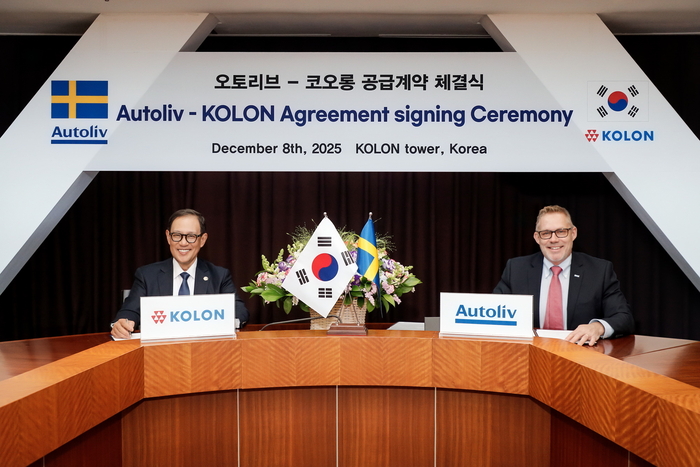 코오롱인더스트리가 지난 8일 코오롱 과천 사옥에서 오토리브(Autoliv)와 에어백 소재를 추가 공급한다는 계약을 체결했다. 허성 코오롱인더스트리 사장(왼쪽)과 크리스티안 스완 오토리브 SCM 총괄 부사장이 기념촬영했다. [자료:코오롱인더스트리]