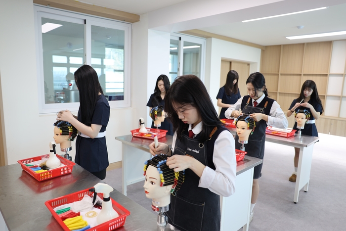 2025학년도 뷰티디자인과 학생들이 실습실에서 헤어 기술 훈련을 진행했다. (사진=서천여자정보고)