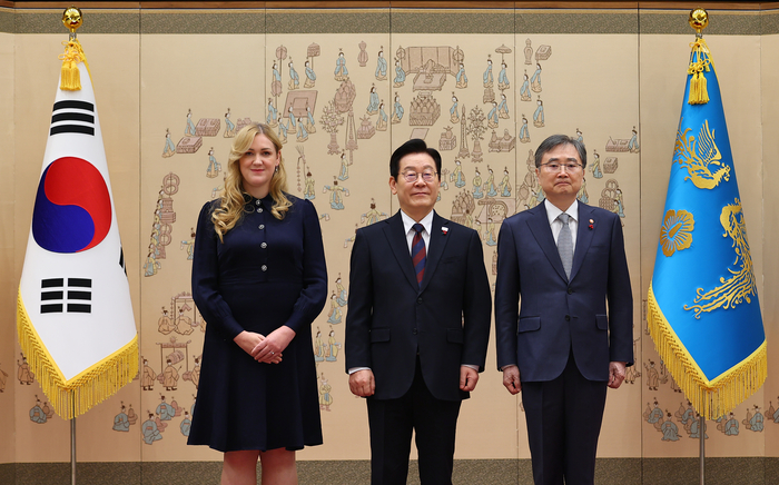 이재명 대통령과 주한 오스트리아 대사       (서울=연합뉴스) 김도훈 기자 = 이재명 대통령이 11일 용산 대통령실에서 열린 주한대사 신임장 제정식에서 에바 마리 루섹 주한 오스트리아 대사로부터 신임장을 받은 뒤 기념 촬영을 하고 있다.      오른쪽은 조현 외교부 장관. 2025.12.11     superdoo82@yna.co.kr (끝)